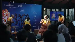 Sejumlah pemain Teater Koma menampilkan adegan pementasan Rumah Sakit Jiwa di Jakarta, Jumat (10/7/2026). Lakon yang pertama kali dipentaskan 35 tahun lalu itu kembali diproduksi dan akan dipentaskan pada 30 Juli hingga 2 Agustus 2026 di Graha Bhakti Budaya, Taman Ismail Marzuki. Pementasan tersebut mengangkat isu kemanusiaan, relasi kuasa, dan dinamika sosial yang tetap relevan dengan kehidupan masyarakat saat ini. (KLY/Budy Santoso)