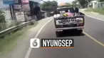 Kejadian tidak terduga dialami oleh perekam video ini hingga nyungsep ke tumpukan batako-batako yang ada di pinggir jalan.