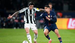 Sandro Tonali diadang oleh Achraf Hakimi dalam laga Liga Champions antara PSG vs Newcastle di Parc des Princes, 29 Januari 2026. (AP Photo/Michel Euler)