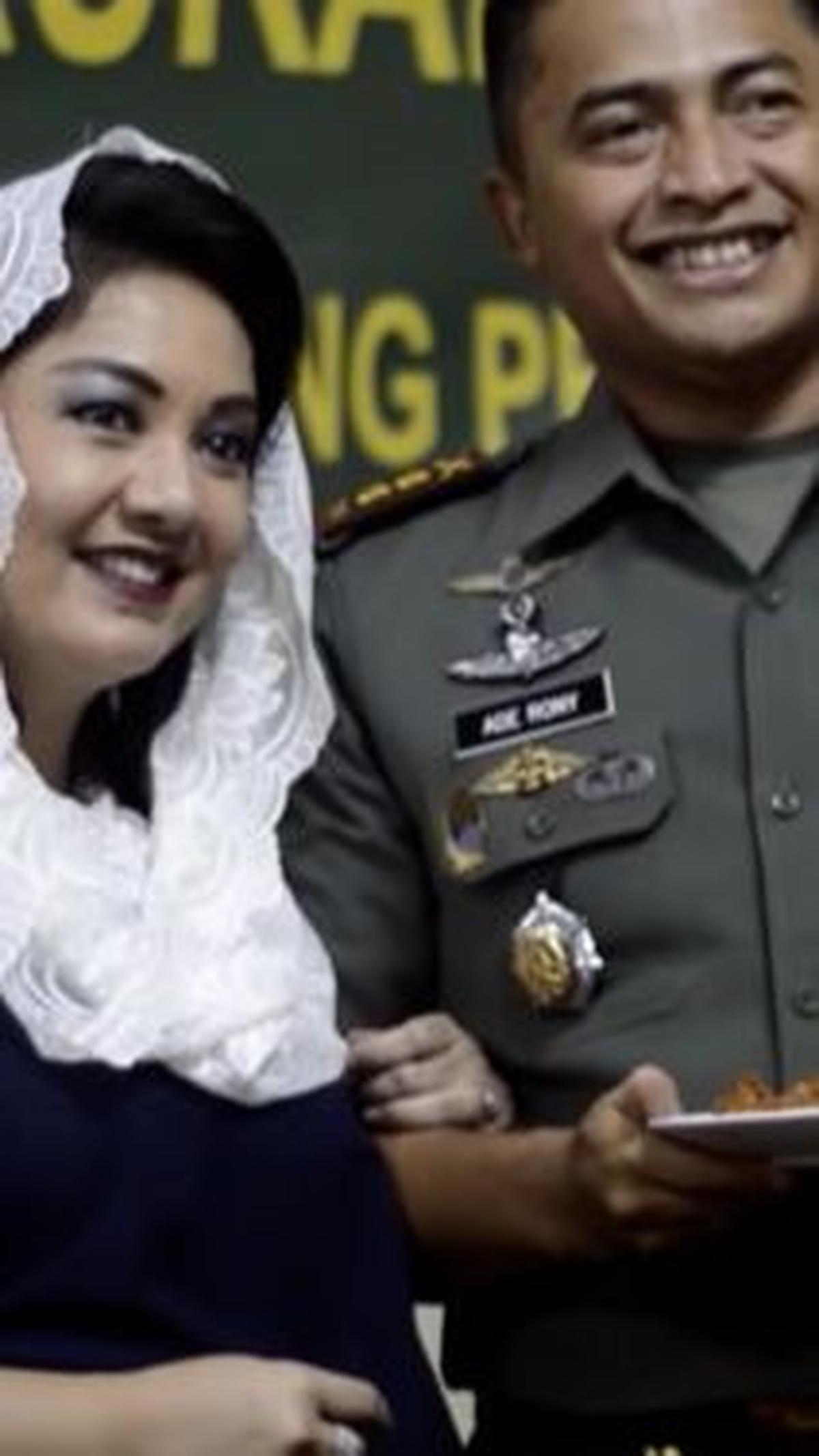 Dari hasil pernikahannya, Novita dan Kolonel Ade telah dikaruniai dua buah hati, perempuan serta laki-laki.
