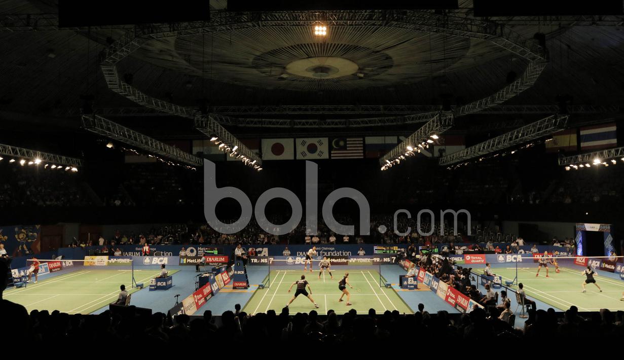 Ganda campuran Indonesia, Praveen Jordan/Debby Susanto, melawan pasangan Denmark, Mathias Christiansen/Sara Thygesen, di Indonesia Open 2017 di JCC, Selasa (13/6/2017). Pasangan Indonesia takluk  21-15, 19-21, 11-21. (Bola.com/M Iqbal Ichsan)