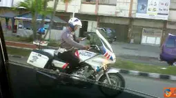 Polisi, SMS Sambil Mengendarai Motor