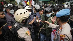 Massa Aliansi BEM SI berselisih dengan polisi saat menggelar aksi peringatan evaluasi dua tahun Kabinet Indonesia Maju di kawasan Patung Kuda, Jakarta, Kamis (21/10/2021). Aksi ini bentuk penyampaian aspirasi dan kritik atas kinerja pemerintahan Jokowi-Ma'ruf Amin. (Liputan6.com/Faizal Fanani)