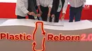 Prosesi pembuangan botol plastik saat Coca-Cola meluncurkan Plastic Reborn 2.0 di Jakarta, Rabu (17/7/2019). Plastic Reborn 2.0 mendorong terbentuknya market place yang lebih efisien untuk sistem persampahan dan daur ulang di Indonesia. (Liputan6.com/Herman Zakharia)