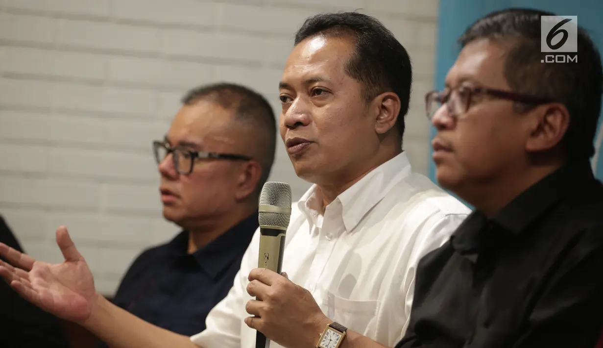 Wakil Ketua Umum Partai Gerindra, Ferry Jualiantono (tengah) saat berbicara pada gelaran diskusi di Jakarta, Selasa (30/4/2019). Diskusi membahas Menakar Kedewasaan Demokrasi Indonesia. (Liputan6.com/HelmiFithriansyah)