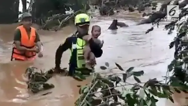 Aksi penyelamatan bayi berusia 4 bulan yang terjebak banjir berhari-hari di Laos. Bayi itu diselamatkan oleh tim penyelamat asal Thailand.