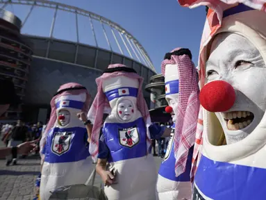 Suporter Jepang saat menunggu laga Grup E antara Jerman melawan Jepang di Khalifa International Stadium, Doha, Qatar, Rabu (23/11/2022). (AP/Eugene Hoshiko)