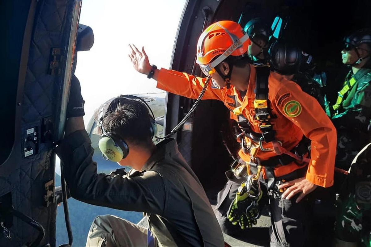 FOTO: Pesawat ATR Ditemukan di Pegunungan Bulusaraung. Tim SAR Lanjutkan Evakuasi