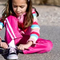 Jangan buang-buang waktu untuk mengikat sepatu saat terburu-buru.