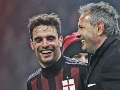 Pelatih AC Milan, Sinisa Mihajlovic tertawa bersama pemain AC Milan, Giacomo Bonaventura usai mengalahkan Crotone pada laga Piala Italia di Stadion San Siro, Rabu (2/12/2015) dini hari WIB. AC Milan menang 3-1. (Photo/Acmilan.com)
