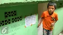 Seorang anak keluar dari ruang Sekolah Domba untuk anak-anak penghuni kolong tol Pluit yang menyisakan sebuah kenangan bagi sejumlah anak-anak yang ingin bisa membaca tulis ditengah kemajuan jaman, Jakarta, Rabu (2/3). (Liputan6.com/Yoppy Renato)
