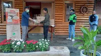 Rumah Makan Khas Sunda Bagikan Sembako bagi Warga yang Putus Penghasilan