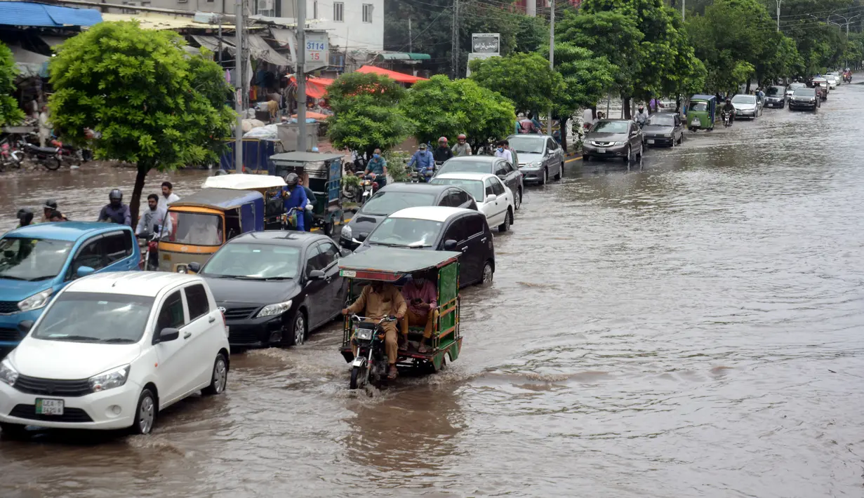 Sejumlah kendaraan melintas di jalanan yang terendam banjir setelah hujan lebat mengguyur Lahore, Punjab, Pakistan, 20 Agustus 2020. Sebanyak 18 orang tewas dan banyak lainnya terluka akibat hujan lebat di Punjab. (Xinhua/Sajjad)