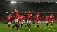 Gelandang Manchester United asal Kamerun bernomor punggung 19, Bryan Mbeumo (tengah), merayakan gol kelima timnya bersama rekan-rekan setim dalam pertandingan Liga Inggris antara Manchester United dan Ipswich Town di Old Trafford, Manchester, Inggris barat laut, pada 30 Agustus 2026. (Paul ELLIS/AFP)