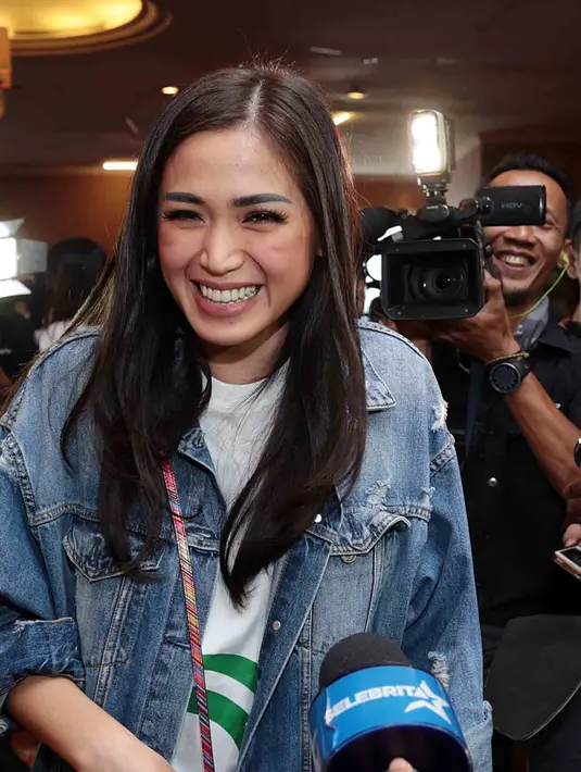 Perselingkuhan Raffi Ahmad dan Ayu Ting Ting, seakan dibenarkan oleh sahabatnya, Jessica Iskandar. Dalam laman komentar di postingan milik Ruben Onsu beberapa waktu lalu. (Deki Prayoga/Bintang.com)