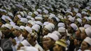 Umat muslim mengikuti peringatan Maulid Nabi Muhammad SAW di Masjid Istiqlal, Jakarta, Kamis (24/12). Kegiatan yang diselenggarakan oleh Majelis Rasulullah dan dihadiri Wapres Jusuf Kalla tersebut diikuti ribuan umat muslim. (Liputan6.com/Faizal Fanani)