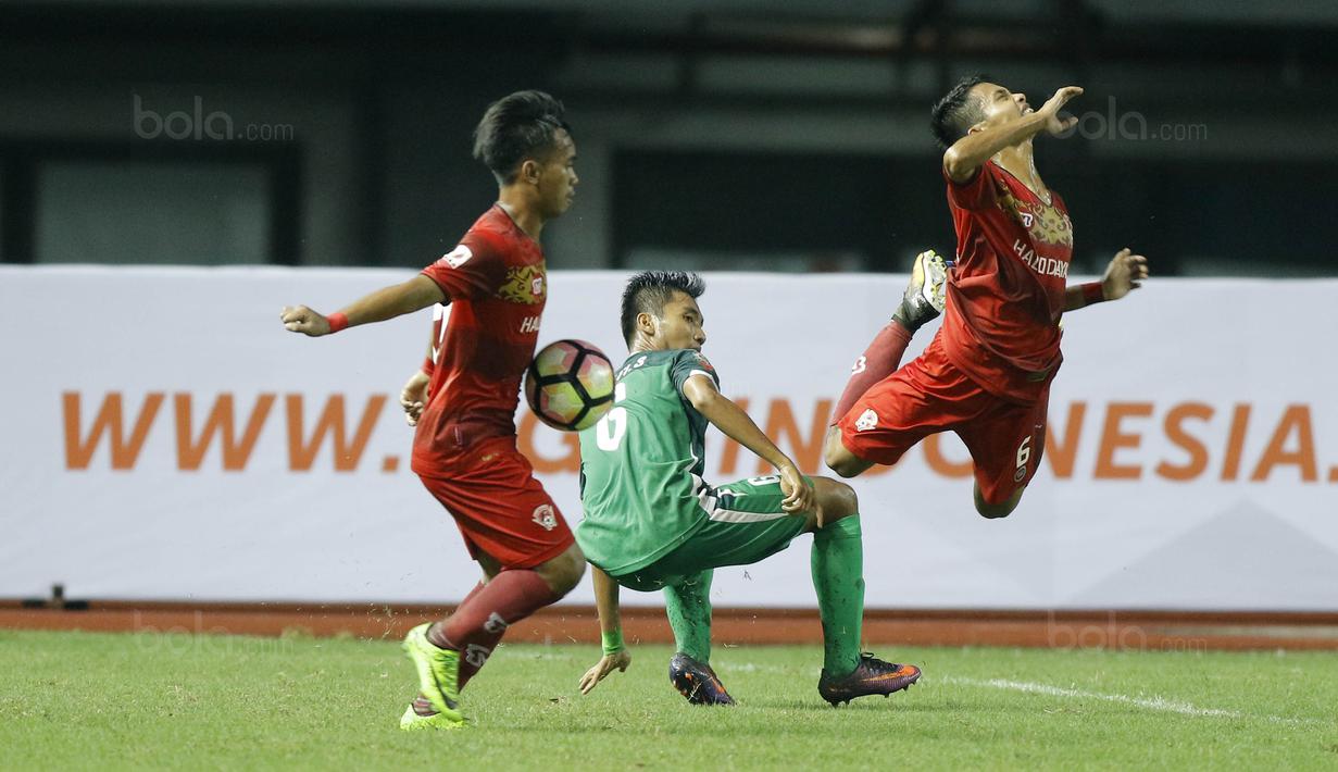 Bek Kalteng Putra FC, Bhudiar Riza, terjatuh usai dilanggar gelandang PSMS Medan, Gusti Sandria,  pada laga Liga 2 Indonesia di Stadion Patriot, Bekasi, Kamis, (9/11/2017). PSMS Medan menang 2-1 atas Kalteng Putra FC. (Bola.com/M Iqbal Ichsan)