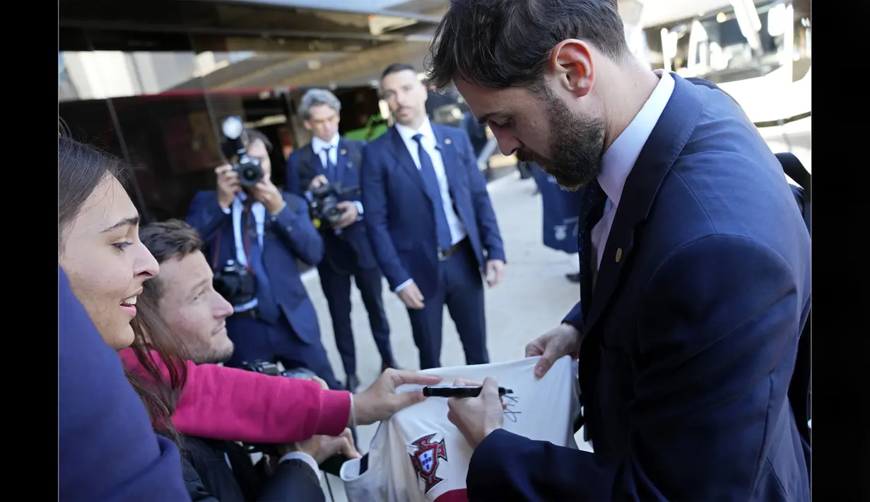 Namun bukan hanya Cristiano Ronaldo yang menjadi sasaran Giuliana pada saat itu. Pemain Manchester City, Bernardo Silva pun diminta Giuliana untuk memberikan tanda tangan pada baju Timnas Portugal uang ia bawa. (AP Photo/Armando Franca)