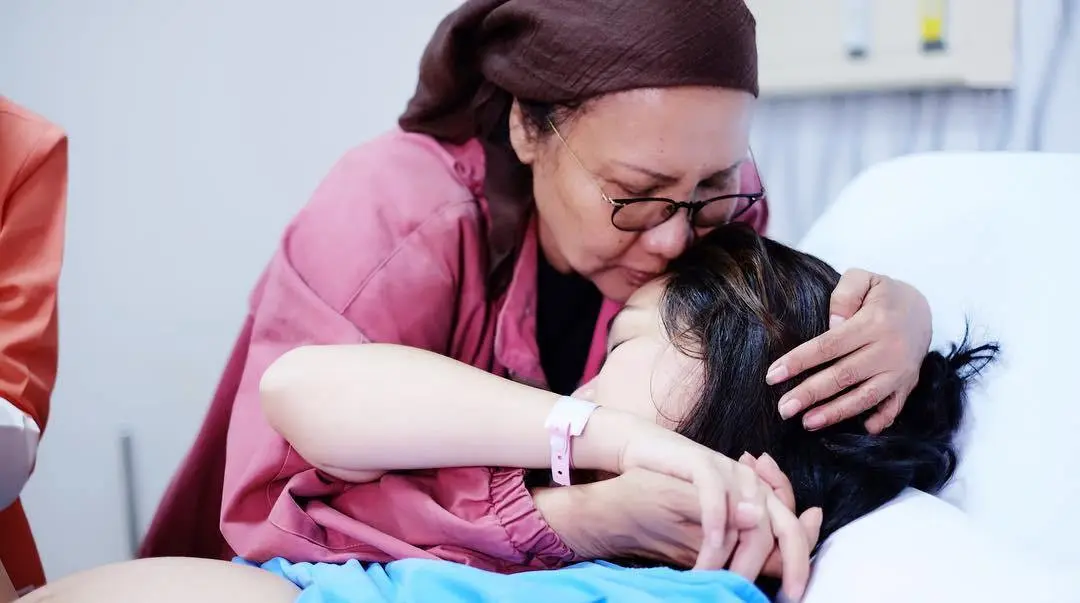 Atiqah Hasiholan memilih persalinan normal untuk melahirkan anak pertamanya [foto: instagram.com/atiqahhasiholan]