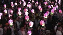 Sejumlah orang membawa lampion berbentuk Sun Wukong saat Lotus Lantern Festival di Seoul, Korea Selatan, Sabtu (29/4). Parade ini bagian dari jelang perayaan ulang tahun Buddha yang jatuh pada 3 Mei 2017. (AP Photo / Lee Jin-man)