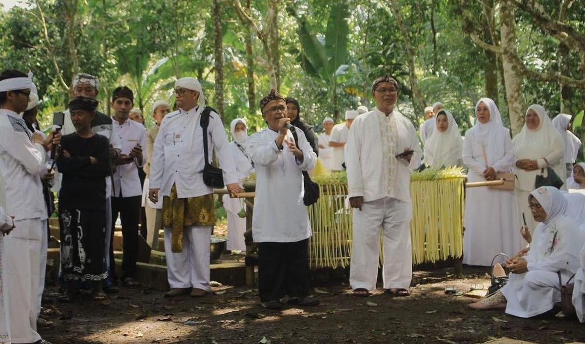 Warga Memakai Pakaian Putih