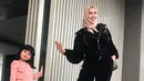 Venna Melinda selalu tampil modis dengan hijab. Ia sering memadukan busananya dengan hijab yang membuatnya terlihat lebih stylish. (Liputan6.com/IG/@vennamelindareal)