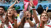 Sekumpulan wanita cantik Iran bersorak-sorak mendukung tim kesayangannya berlaga melawan Bosnia-Hercegovina di the Fonte Nova Aren pada 25 Juni 2014 (AFP PHOTO/JAVIER SORIANO)