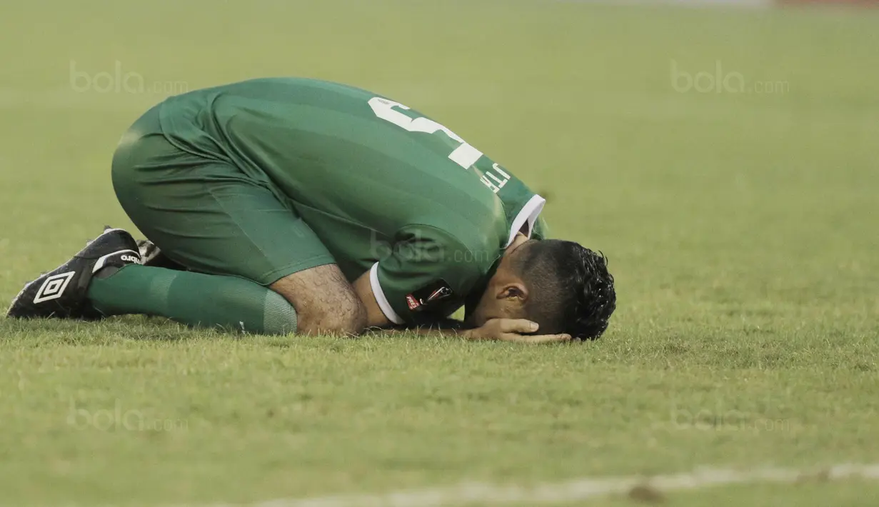 Bek Persebaya, Otavio Dutra, tampak sedih usai gagal mencetak gol penalti saat melawan PSMS pada laga perempat final Piala Presiden di Stadion Manahan, Solo, Sabtu, (3/2/2018). PSMS menang adu penalti dengan skor 4-3. (Bola.com/M Iqbal Ichsan)