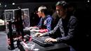 Seorang pengunjung terlihat serius memainkan video game pada acara Paris Games Week di Paris, Prancis (26/10). Sejumlah pencandu game berkumpul dalam Acara Paris Games Week dan unjuk kebolehan dalam bermain video game. (REUTERS/Benoit Tessier)