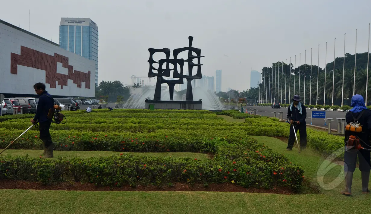 Petugas merapikan taman jelang Forum Parlemen Asia-Afrika di halaman Gedung Parlemen Senayan, Jakarta, Selasa, (21/04/2015). DPR akan menjadi tuan rumah Konferensi Parlemen Asia Afrika pada Kamis (23/04/2015). (Liputan6.com/Andrian M Tunay)