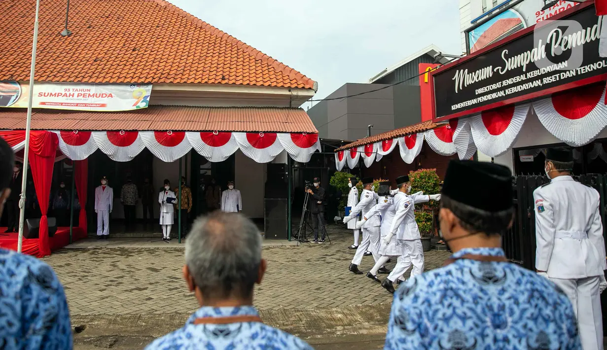 Anggota paskibra saat pengibaran bendera Merah Putih dalam upacara di depan Museum Sumpah Pemuda, Jakarta, Kamis (28/10/2021). Upacara tersebut dilaksanakan untuk memperingati Hari Sumpah Pemuda ke-93. (Liputan6.com/Faizal Fanani)
