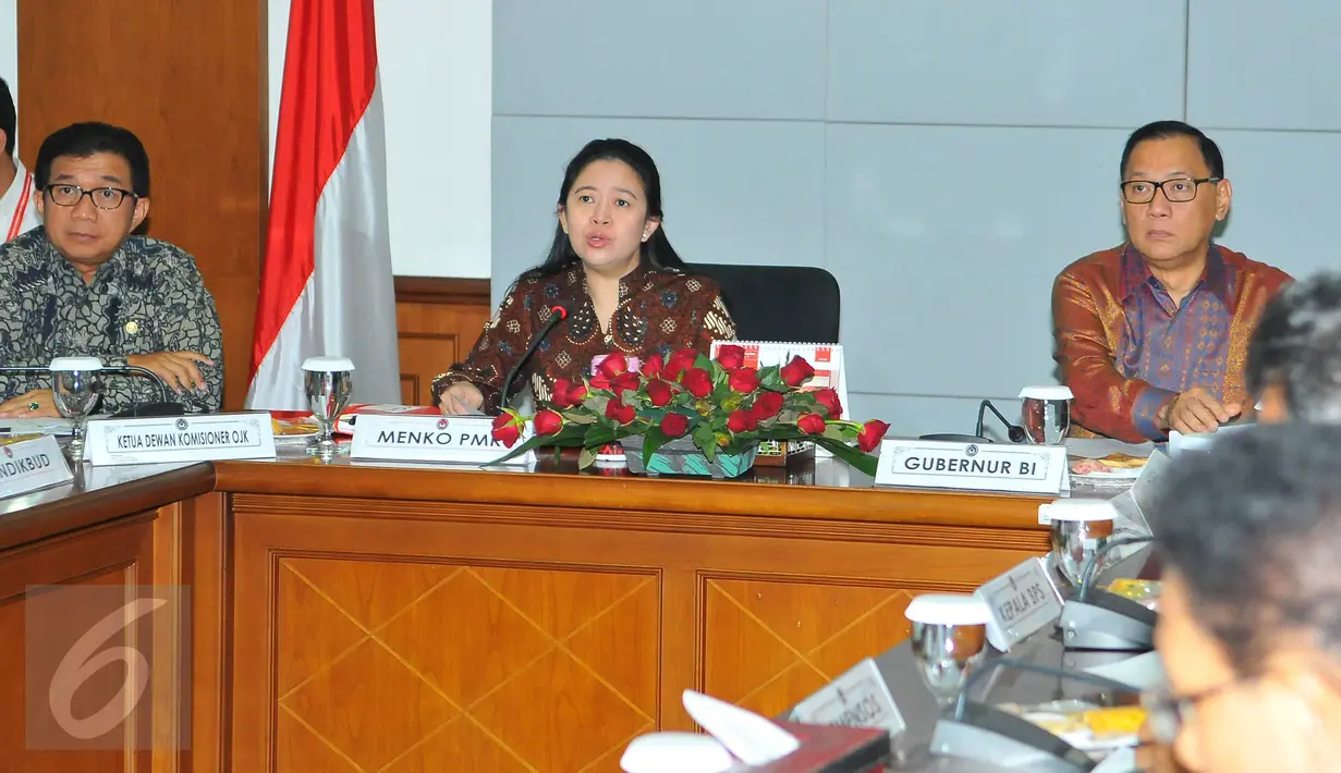 Menko PMK Puan Maharani bersama Gubernur BI Agus Martowardojo (kanan) memimpin rapat koordinasi di Kementerian PMK, Jakarta, Selasa (8/11). Rakor membahas rancangan perpres penyaluran bantuan sosial secara non tunai. (Liputan6.com/Angga Yuniar)
