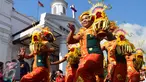 Peserta mengenakan pakaian adat saat mengikuti Karnaval Lintas Budaya, Semarang, Minggu (27/3). Masyarakat menyambut antusias acara karnaval tersebut dengan berjejer di tepi jalan. (Foto: Gholib)