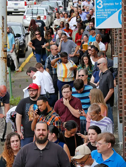 Antrean para pelamar yang mengikuti Medical Marijuana Job Fair di McKeesport, Pennsylvania, Kamis (27/7). PurePenn adalah perusahaan medis pemegang lisensi pertama di Pennsylvania sebagai pengembang perkebunan ganja untuk obat-obatan. (AP/Gene J. Puskar)