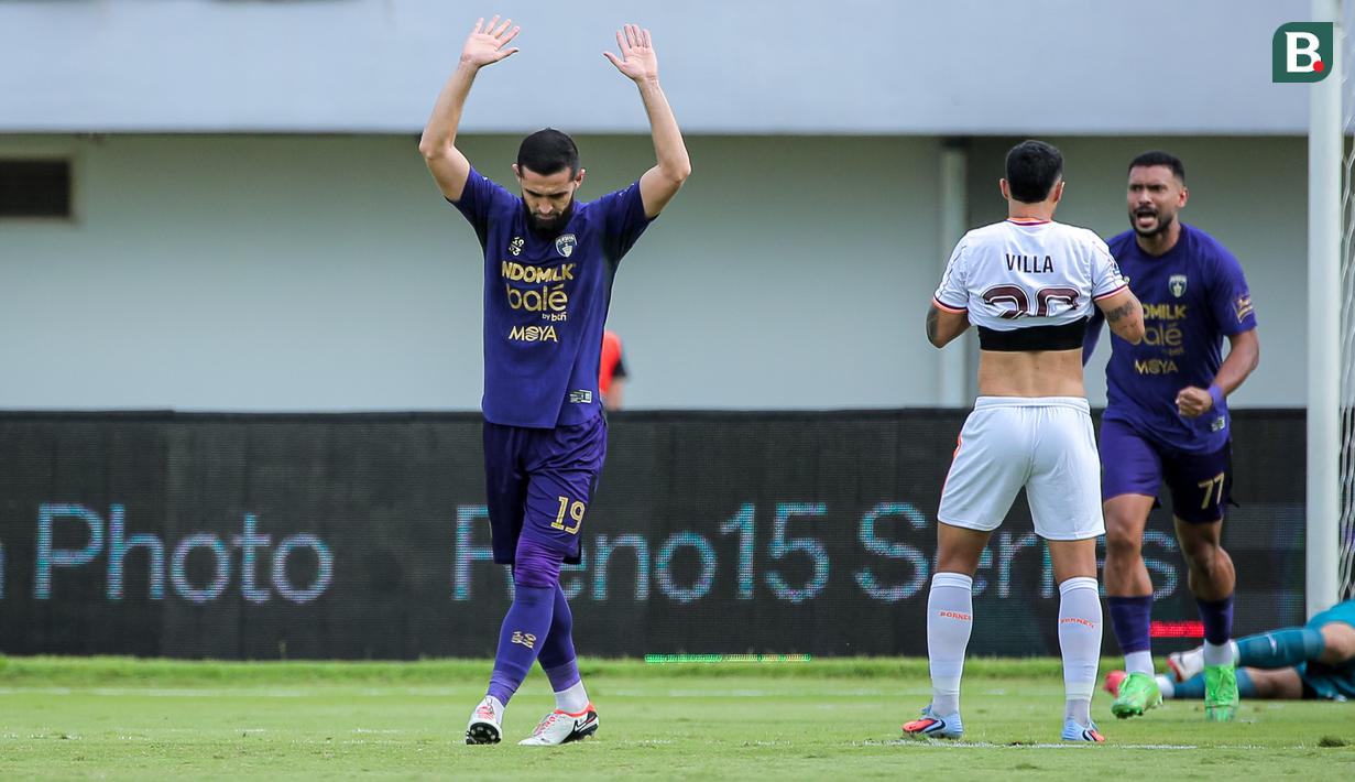 Sikap hormat ditunjukkan oleh pemain Persita Tangerang, Javlon Guseynov setelah mencetak gol ke gawang Borneo FC dalam laga lanjutan BRI Liga 1 2025/2026, Jumat (09/01/2026). (Bola.com/Bagaskara Lazuardi)