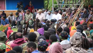 TNI-Polri Diminta Tertibkan Warga Bawa Sajam di Wamena