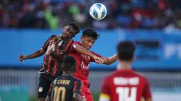 Pertandingan yang digelar di stadion Mandala, Kota Jayapura ini berlangsung dengan tempo yang cepat. Kedua tim sama-sama tampil menyerang demi meraih medali emas. (PB PON XX Papua/Chaarly Lopulua)