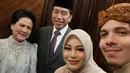 Lengkapi busananya, Iriana Jokowi kenakan aksesori yang terlihat mentereng. Mulai dari kalung berlian, clutch, dan heels pendek berwarna silver. [@attahalilintar]