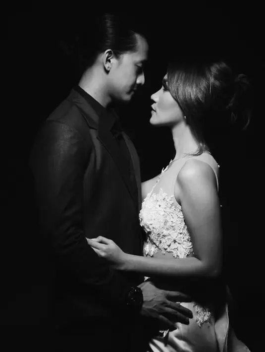 Perempuan 23 tahun itu kembali mengunggah penampilannya dengan mengenakan hijab. Ia juga tak menghiraukan keraguan orang lain. Lantaran perubahan tak akan terjadi karna orang lain. (Instagram/melodyprima)