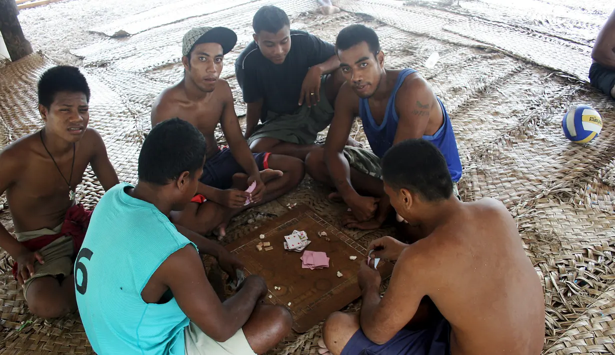 Narapidana bermain kartu di penjara di Pulau Kiritimati, Kepulauan Pasifik (5/4). Sekitar 50 tahanan berada di penjara Kiritimati yang menjadi salah satu tempat tahanan terpencil di dunia. (REUTERS / Lincoln Feast)