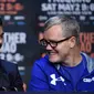 Manny Pacquiao (kiri) tersenyum kepada pelatihnya Freddy Roach (AFP)