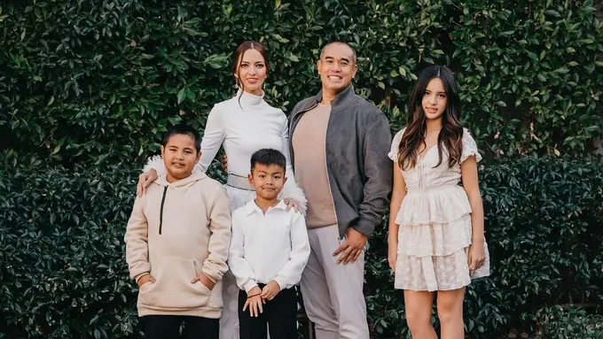 Gaya Feminin Mikhayla Bakrie Anak Nia Ramadhani Kenakan Dress dan Tas Mini Rp10 Jutaan, Nggak Kalah Stylish dari Sang Mama