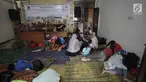 Warga yang rumahnya terendam banjir mengungsi di Kelurahan Kampung Melayu, Jatinegara, Jakarta Timur, Rabu (7/2). Puluhan KK mengungsi di tempat tersebut. (Liputan6.com/Arya Manggala)