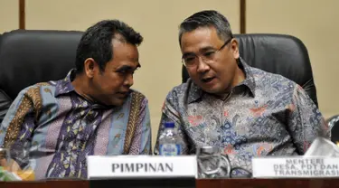 Menteri Desa  Pembangunan Daerah Tertinggal  dan Transmigrasi Eko Putro Sandjojo (kanan) bersama Ketua Fraksi Partai Gerindra Ahmad Muzani saat menghadiri bedah buku di Kompleks Parlemen, Senayan, Jakarta, (28/7).(Liputan6.com/Johan Tallo)