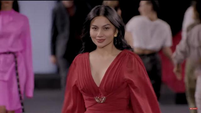 Ariel Tatum Debut di Paris Fashion Week