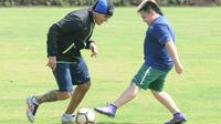 Cristian Gonzales menjalani latihan bareng putranya,  Fernando Gonzales di Lapangan Universitas Brawijaya, Malang. (Bola.com/Iwan Setiawan)