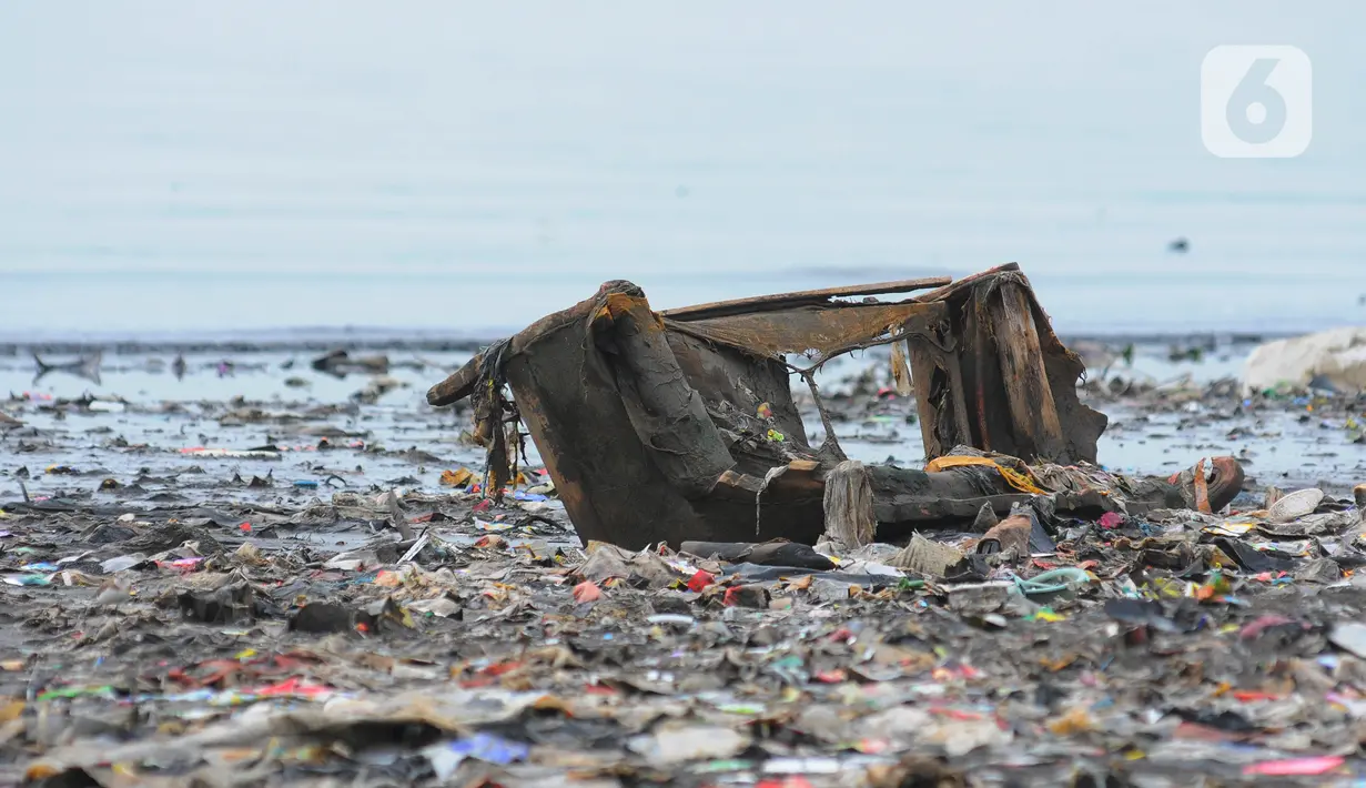 Pengambilan sampah-sampah dilakukan secara manual. (merdeka.com/imam buhori)