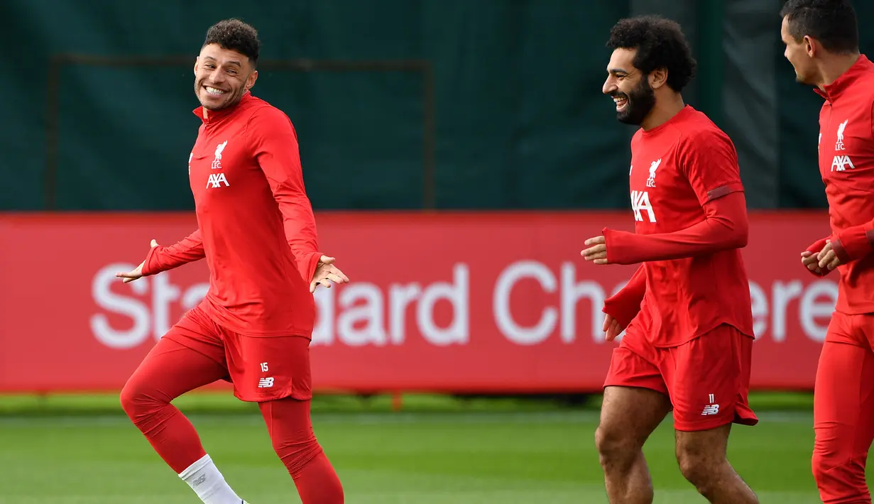 Gelandang Liverpool, Alex Oxlade-Chamberlain (kiri) tertawa bersama Mohamed Salah dan Dejan Lovren selama sesi latihan tim di Melwood di Liverpool, Inggris barat laut (22/10/2019). Liverpool akan bertanding melawan wakil Belgia, Genk pada Grup E Liga Champions di Luminus Arena. (AFP/Paul Ellis)