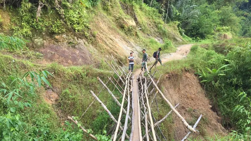 Jalanan untuk menuju Dusun Gun Tembawang yang berada di perbatasan Indonesia-Malaysia.