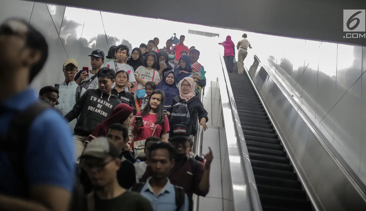 Warga menggunakan ekskalator sebelum menaiki MRT di pintu masuk Stasiun MRT Bundaran HI, Jakarta, Minggu (24/3). Moda Raya Terpadu (MRT) Jakarta Fase 1 dengan rute Bundaran HI - Lebak Bulus resmi beroperasi. (Liputan6.com/Faizal Fanani)